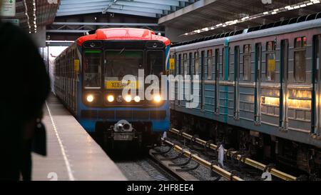 Moskau, Russland - 30. April 2021: Metrostation Technopark. Passagiere warten auf den ankommenden Zug. Stockfoto