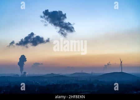 Löschwolke der Kokerei Prosper, betrieben von der Stahlgruppe ArcelorMittal, Schlackenhaufenlandschaft, Prosperstra§e Schlackenhaufen mit der Alpi Stockfoto