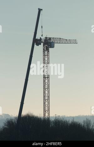 Installation eines Turmdrehkrans des neuen Springwell Gardens-Projekts im Stadtzentrum von Leeds Stockfoto