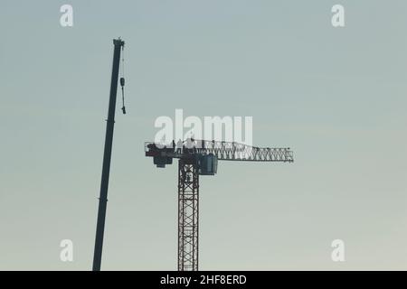 Installation eines Turmdrehkrans des neuen Springwell Gardens-Projekts im Stadtzentrum von Leeds Stockfoto