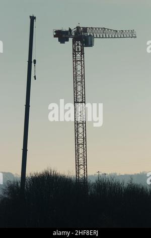 Installation eines Turmdrehkrans des neuen Springwell Gardens-Projekts im Stadtzentrum von Leeds Stockfoto