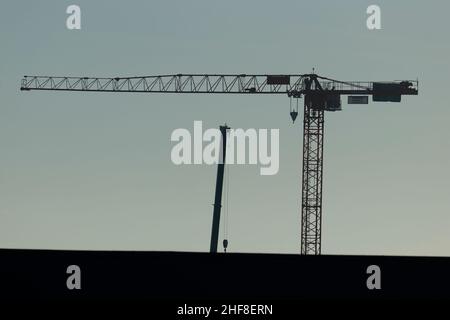 Installation eines Turmdrehkrans des neuen Springwell Gardens-Projekts im Stadtzentrum von Leeds Stockfoto