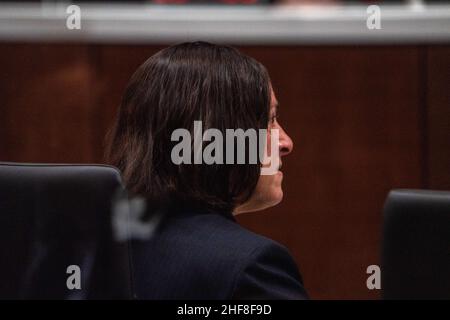 Waukesha, Wisconsin, USA. 14th Januar 2022. Die Bezirksanwältin des Bezirks Waukesha, FRAU DR. SAU OPPER, während der Vorverhandlung von Darrell Brooks im Waukesha County Courthouse. Brooks, der bei dem Anschlag auf die Waukesha Weihnachtsparade beschuldigt wurde, bei dem sechs Menschen getötet wurden, erschien vor dem Gericht des Bezirks Waukesha zu seiner Vorverhandlung über Dutzende neuer Anklagen in einer geänderten Klage. Brooks steht nun insgesamt 77 Anklagen gegenüber, darunter: Vorsätzliche Tötung ersten Grades (sechs Anklagepunkte), rücksichtslose Gefährdung der Sicherheit ersten Grades (61 Anklagepunkte), Treffer und Run-Todesfolge (sechs Anklagepunkte), Felony-Bail-Springen (zwei Anklagepunkte C Stockfoto