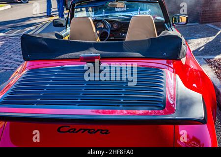 Fernandina Beach, FL - 18. Oktober 2014: Weitwinkel-Rückansicht eines Porsche 911 Carrera Cabriolets aus dem Jahr 1985 bei einer Oldtimer-Show in Fernand Stockfoto