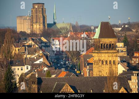 Blick über Gelsenkirchen, Richtung Norden, Bezirk Buer, Horster Straße, vor TUM der Ludgerus-Kirche, hinten Sankt Urbanus-Kirche, Deutschland Stockfoto