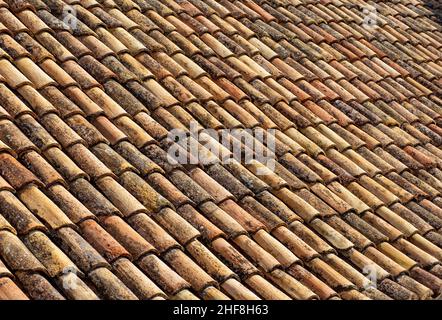 Ein abstraktes Foto von mediterranen Lehmdachziegeln aus den Stadtmauern von Dubrovnik in Kroatien Stockfoto