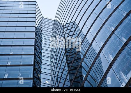 glasfront des UNIQA Turms in wien mit Himmel Stockfoto