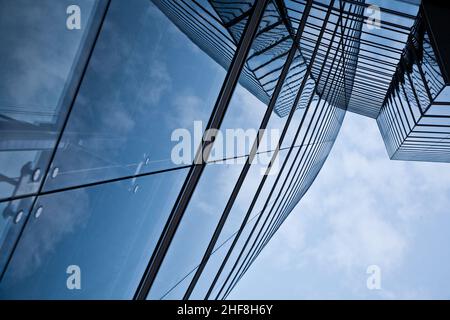 glasfront des UNIQA Turms in wien mit Himmel Stockfoto