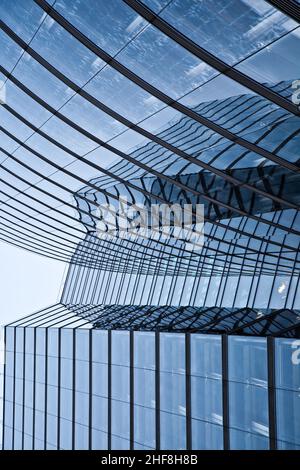 glasfront des UNIQA Turms in wien mit Himmel Stockfoto