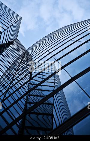 glasfront des UNIQA Turms in wien mit Himmel Stockfoto