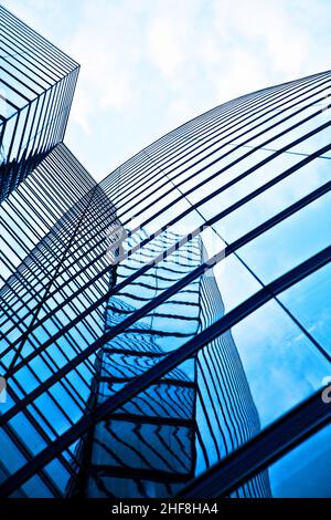 glasfront des UNIQA Turms in wien mit Himmel Stockfoto