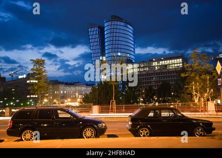 glasfront des UNIQA Turms in wien, beleuchtet mit verschiedenen Farben und Spezialeffekten bei Nacht, Wien Stockfoto