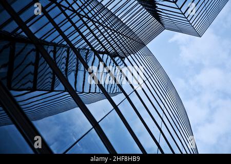 glasfront des UNIQA Turms in wien mit Himmel Stockfoto