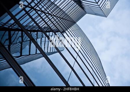 glasfront des UNIQA Turms in wien mit Himmel Stockfoto