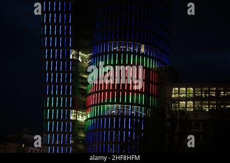 glasfront des UNIQA Turms in wien, beleuchtet mit verschiedenen Farben und Spezialeffekten bei Nacht, Wien Stockfoto