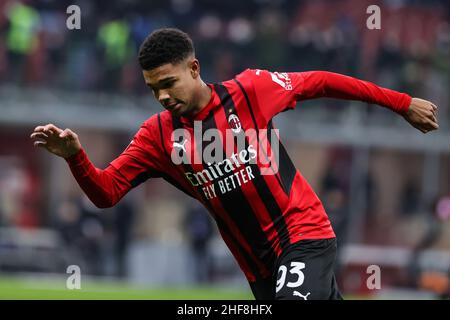 Mailand, Italien. 13th Januar 2022. Emil Roback vom AC Mailand in Aktion während des Fußballspiels Coppa Italia 2021/22 zwischen dem AC Mailand und dem FC Genua im Giuseppe Meazza Stadium, Mailand, Italien am 14. Januar 2022 Quelle: Independent Photo Agency/Alamy Live News Stockfoto