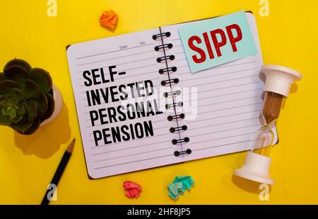 Papier mit selbst investiertem Personal Pension SIPP auf einem Tisch. Stockfoto