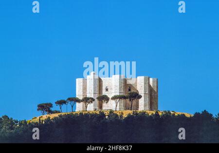 Castel del Monte liegt auf einem einsamen Hügel im südöstlichen Italien im Gebiet Apulien. Stockfoto