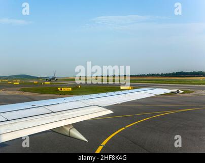 Flugzeuge fahren zur Start- und Landebahn in Wien Stockfoto