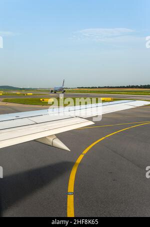 Flugzeuge fahren zur Start- und Landebahn in Wien Stockfoto