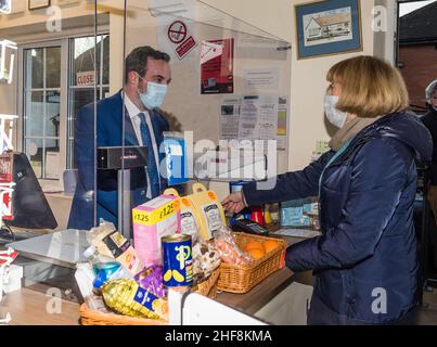 Simon Jupp MP übergibt Air Ambulance einen Scheck. Stockfoto