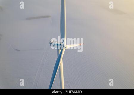 Luftaufnahme des Windparks während des Wintermorgens Stockfoto