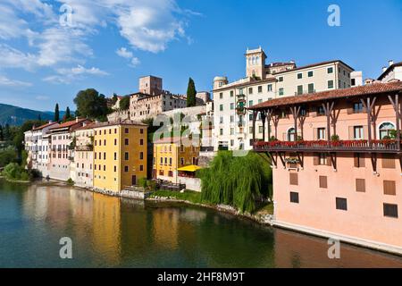 Blick auf das romantische Dorf Basano del Grappa über den Fluss Brenta Stockfoto