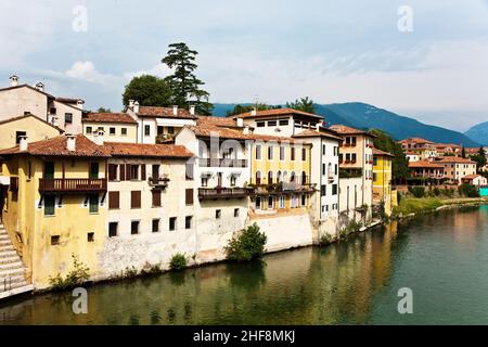 Blick über den Fluss Brenta im alten Dorf Basano del Grappa in Italien Stockfoto