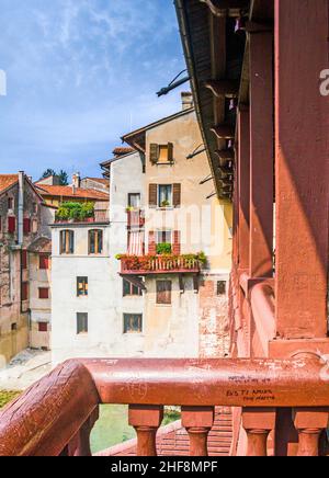Die alte hölzerne Brücke überspannt den Fluss Brenta im romantischen Dorf Basano del Grappa Stockfoto