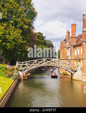 Mathematical Bridge am Queens College in Cambridge. Sie erstreckt sich über den Fluss Cam, darunter ein Punt. Stockfoto