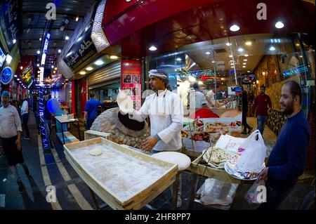 Bäcker Brotbacken in Amman Jordanien 25. Dezember 2021 Stockfoto