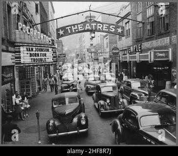 Samstag Nachmittag auf der Straße beobachten. Welch, McDowell County, West Virginia. Stockfoto