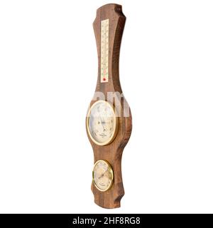 Vintage-Holzuhr mit Barometer und Thermometer im alten Marinestil auf weißem Hintergrund. Wanddekor für den Innenraum. Stockfoto