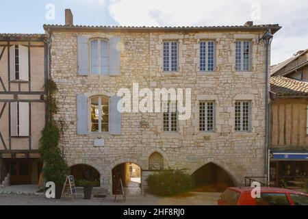 Monflanquin, Frankreich - 17. Oktober 2021: Architektonisches Detail typischer Häuser im Stadtzentrum an einem Herbsttag Stockfoto