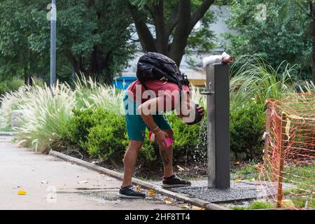 Buenos Aires, Argentinien. 14th Januar 2022. 14. Januar 2022, Stadt Buenos Aires, Stadt Buenos Aires, Argentinien: INT. WorldNews. 14. Januar 2022. Stadt Buenos Aires, Argentinien.- Ein junger Mann erfrischt sich am 14. Januar 2022 auf dem Giordano Bruno Platz, Stadt Buenos Aires, während der Hitzewelle in Argentinien. Die heutige Temperatur erreichte 41,2Âº C in Buenos Aires und ist die höchste Temperatur seit 1957. (Bild: © Julieta Ferrario/ZUMA Press Wire) Bild: ZUMA Press, Inc./Alamy Live News Stockfoto