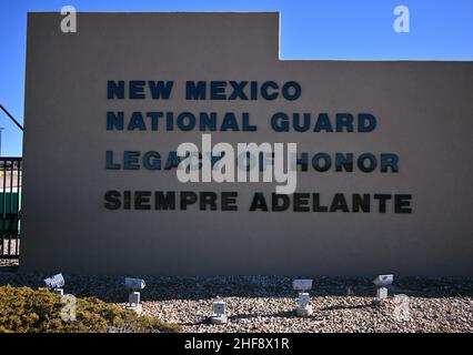 Santa Fe, Usa. 14th Januar 2022. Eine Außenansicht zeigt Schilder am Eingang zum New Mexico National Guard Headquarters Army Reserve Center am 14. Januar 2022 in Santa Fe, New Mexico. Die Gouverneurin von New Mexico, Michelle Lujan Grisham (D-NM), schlug vor, die Nationalgarde der New Mexico Army zu nutzen, um öffentlichen Schulen bei Arbeitskräftemangel aufgrund der Omicron-Variante COVID-19 zu helfen. (Foto von Sam Wasson/Sipa USA) Quelle: SIPA USA/Alamy Live News Stockfoto