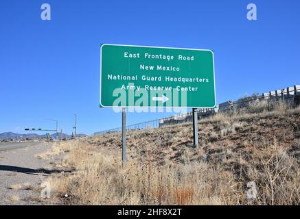 Santa Fe, Usa. 14th Januar 2022. Am 14. Januar 2022 führt ein Verkehrsschild zum Reservezentrum der Nationalgarde von New Mexico in Santa Fe, New Mexico. Die Gouverneurin von New Mexico, Michelle Lujan Grisham (D-NM), schlug vor, die Nationalgarde der New Mexico Army zu nutzen, um öffentlichen Schulen bei Arbeitskräftemangel aufgrund der Omicron-Variante COVID-19 zu helfen. (Foto von Sam Wasson/Sipa USA) Quelle: SIPA USA/Alamy Live News Stockfoto