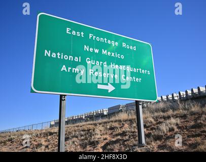 Santa Fe, Usa. 14th Januar 2022. Am 14. Januar 2022 führt ein Verkehrsschild zum Reservezentrum der Nationalgarde von New Mexico in Santa Fe, New Mexico. Die Gouverneurin von New Mexico, Michelle Lujan Grisham (D-NM), schlug vor, die Nationalgarde der New Mexico Army zu nutzen, um öffentlichen Schulen bei Arbeitskräftemangel aufgrund der Omicron-Variante COVID-19 zu helfen. (Foto von Sam Wasson/Sipa USA) Quelle: SIPA USA/Alamy Live News Stockfoto