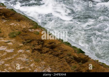 Nahaufnahme eines Wehrs am Fluss Teme mit weißem Wasser in Herefordshire, England, Großbritannien Stockfoto