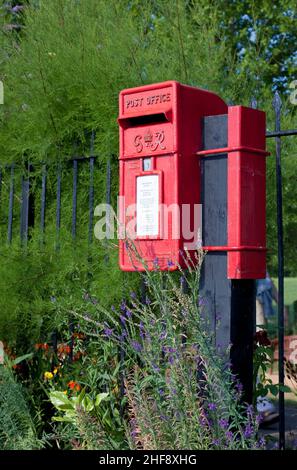 Traditionelle rote Post-Mounted Mail Box, Totnes Littlehempston Railway Station, Devon, England, Großbritannien Stockfoto