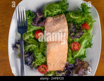 Gebackener Lachs mit gemischtem Gemüse und Tomaten Stockfoto