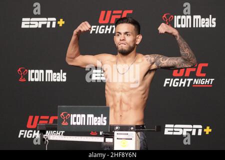 Las Vegas, USA. 14th Januar 2022. LAS VEGAS, NV - JANUAR 14: Brandon Royval posiert auf der Skala während des UFC Vegas 46: Kattar gegen Chikadze wiegen am 14. Januar 2022 in Las Vegas, Nevada, USA. (Foto von Diego Ribas/PxImages) Credit: Px Images/Alamy Live News Stockfoto