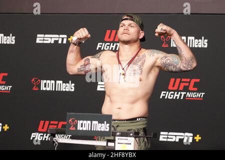 Las Vegas, USA. 14th Januar 2022. LAS VEGAS, NV - JANUAR 14: Chase Sherman posiert auf der Skala während des UFC Vegas 46: Kattar gegen Chikadze wiegen am 14. Januar 2022 in Las Vegas, Nevada, USA. (Foto von Diego Ribas/PxImages) Credit: Px Images/Alamy Live News Stockfoto