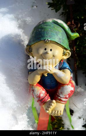 Freundlicher Gartenzwerg im Winter Stockfoto