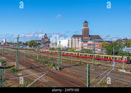 Berlin, Deutschland - 6. Oktober 2021: Bahnhof, Verwaltungsgebäude und S-Bahn im Westhafen BEHALA, einem der größten in Deutschland Stockfoto