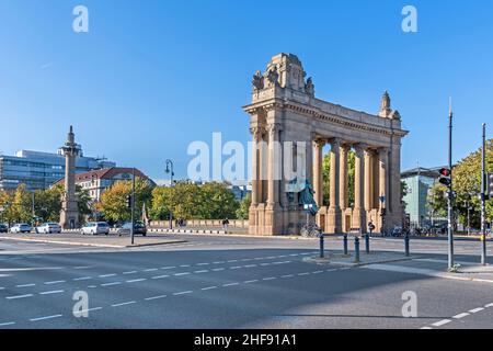 Berlin, Deutschland - 10. Oktober 2021: Einer von zwei Säulengängen des Charlottenburger Tores und des Kerzenleuchters an der Straße des 17. Juni mit Charlottenburg-Brücke Stockfoto