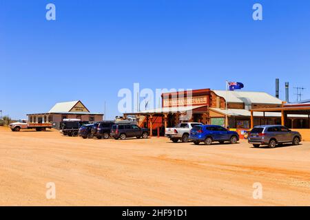 Silverton, Australien - 27. Dezember 2021: Unversiegelte Straße an einer Straße in Silverton Stadt in der Nähe des historischen Hotels Silverton. Stockfoto