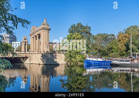 Berlin, Deutschland - 7. Oktober 2021: Charlottenburg-Tor mit Charlottenburg-Brücke, einem neobarocken Bauwerk, das sich im Wasser der Landwehr-Dose widerspiegelt Stockfoto