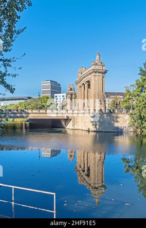 Berlin, Deutschland - 7. Oktober 2021: Eines von zwei Säulengängen des Charlottenburger Tores mit der Charlottenburger Brücke, ein neobarockes Bauwerk, das sich in t Stockfoto