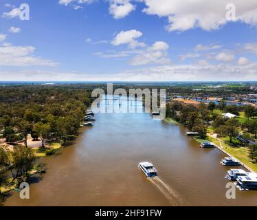 Dampfrollerkreuzfahrtschiff auf dem Murray River in der Nähe der Stadt Mildura paddelt zur Brücke. Stockfoto